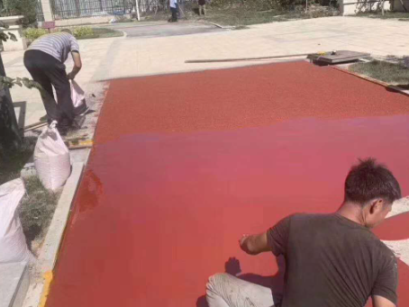 河池 篮球场翻新的地面工